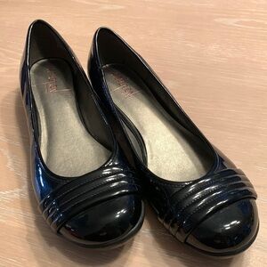 KennethbCole Reaction  almost flats in very good condition. Slight wear on heels